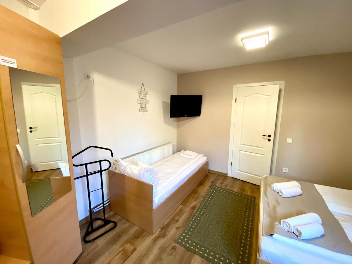 Cristi'S Rooms - Pensiune Oradea Exterior foto